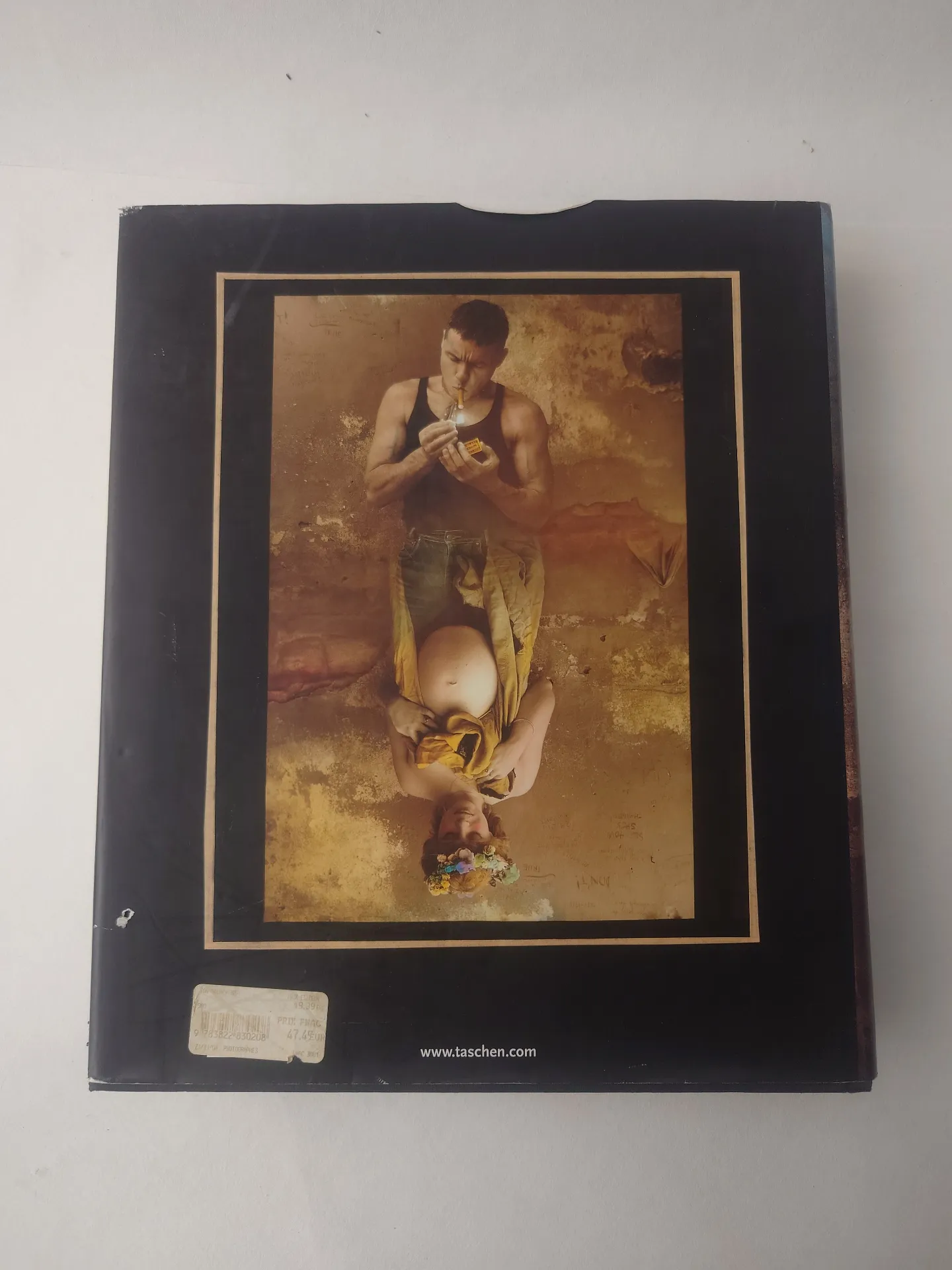 Dos du livre Saudek de Jan Saudek, édition TASCHEN 2006, avec reproduction d’une œuvre photographique.
