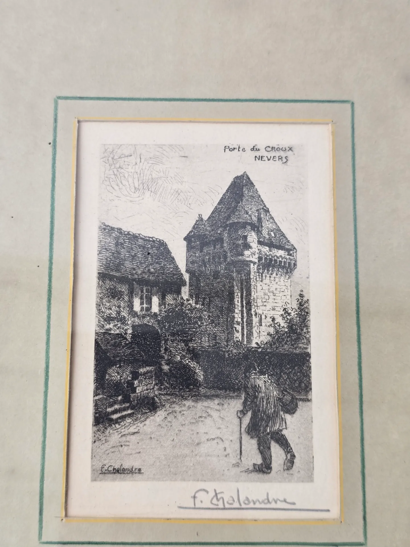 Estampe ancienne encadrée représentant la Porte du Croux à Nevers, signée F. Chalandre.