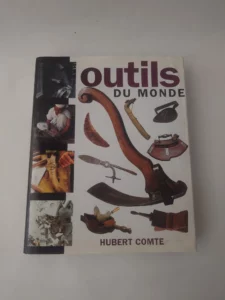 Livre Outils du Monde de Hubert Comte, présentant des outils traditionnels et historiques du monde entier sur fond blanc.