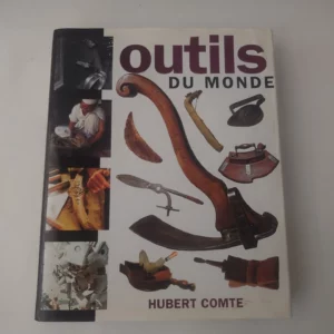 Livre Outils du Monde de Hubert Comte, présentant des outils traditionnels et historiques du monde entier sur fond blanc.