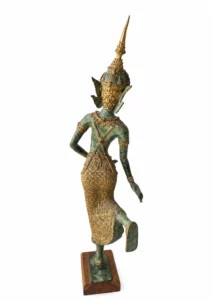 Statue Apsara en métal patiné vert et doré sur socle en bois