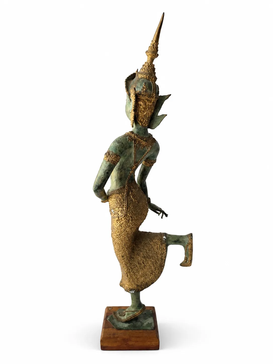 Statue Apsara en métal patiné vert et doré sur socle bois, 71 cm.