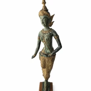Statue Apsara en métal patiné vert et doré sur socle bois, 75 cm