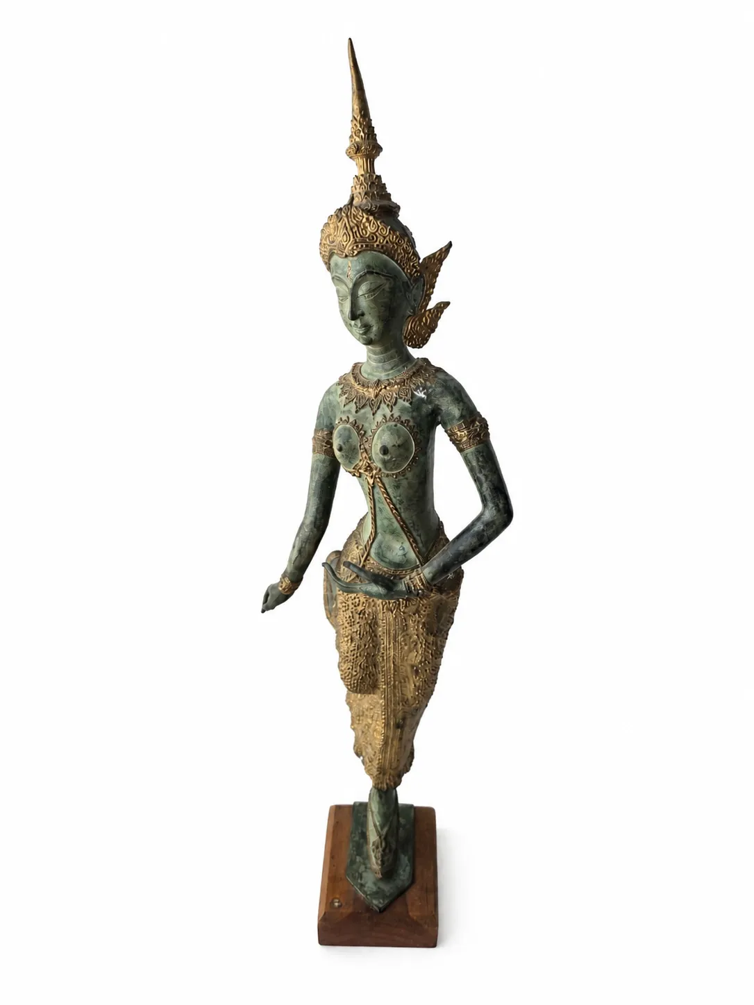 Statue Apsara en métal patiné vert et doré sur socle bois, 75 cm