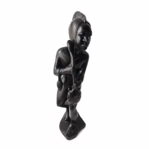 Statuette décorative en bois noir représentant un personnage africain, sur fond blanc.