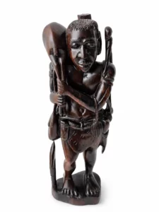 Statuette en bois sculpté noir représentant une figurine africaine décorative, vue de face