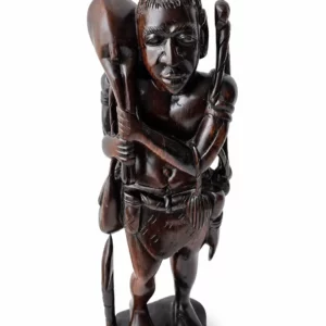 Statuette en bois sculpté noir représentant une figurine africaine décorative, vue de face