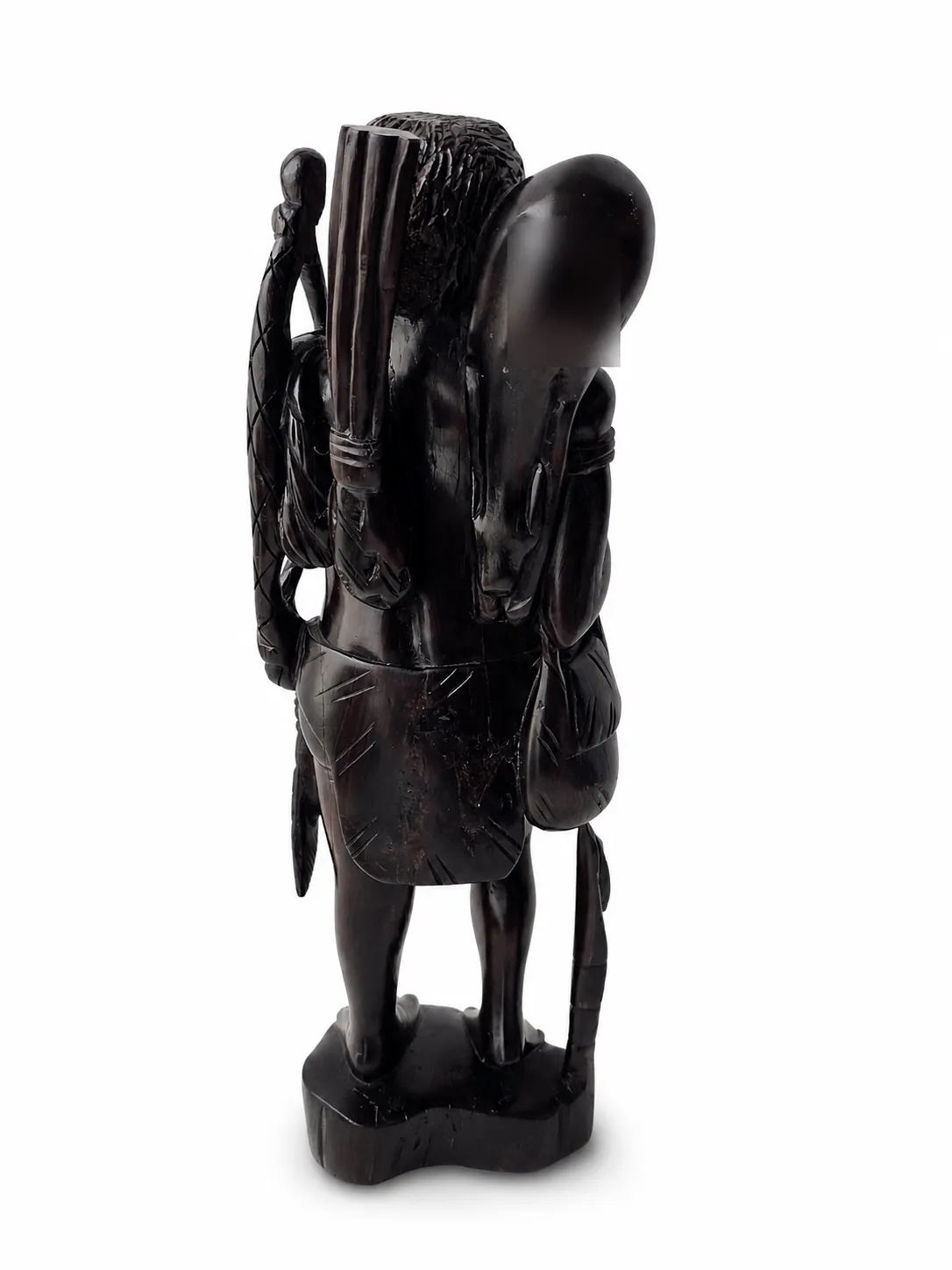 Vue arrière d’une statuette en bois sculpté noir montrant les détails du dos et des accessoires portés