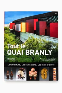 Couverture du livre Tout le Quai Branly publié par Beaux Arts Éditions présentant l'architecture du musée du Quai Branly et les arts premiers d'Afrique, d'Asie, d'Océanie et des Amériques.