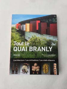 Couverture du livre Tout le Quai Branly publié par Beaux Arts Éditions présentant l'architecture du musée du Quai Branly et les arts premiers d'Afrique, d'Asie, d'Océanie et des Amériques.