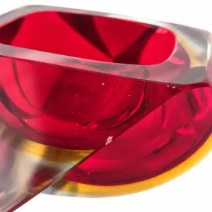 Détail des micro-impacts visibles sur un vide-poche Murano en cristal sommerso rouge rubis.