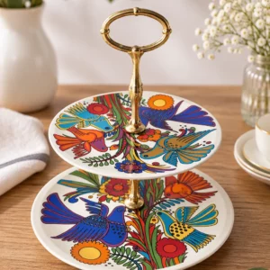 Présentoir à gâteaux vintage à deux étages en porcelaine décorée d'oiseaux et fleurs multicolores dans un style Acapulco.