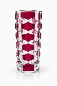 Vase vintage français en verre épais transparent et rouge rubis de 17 cm à décor géométrique.