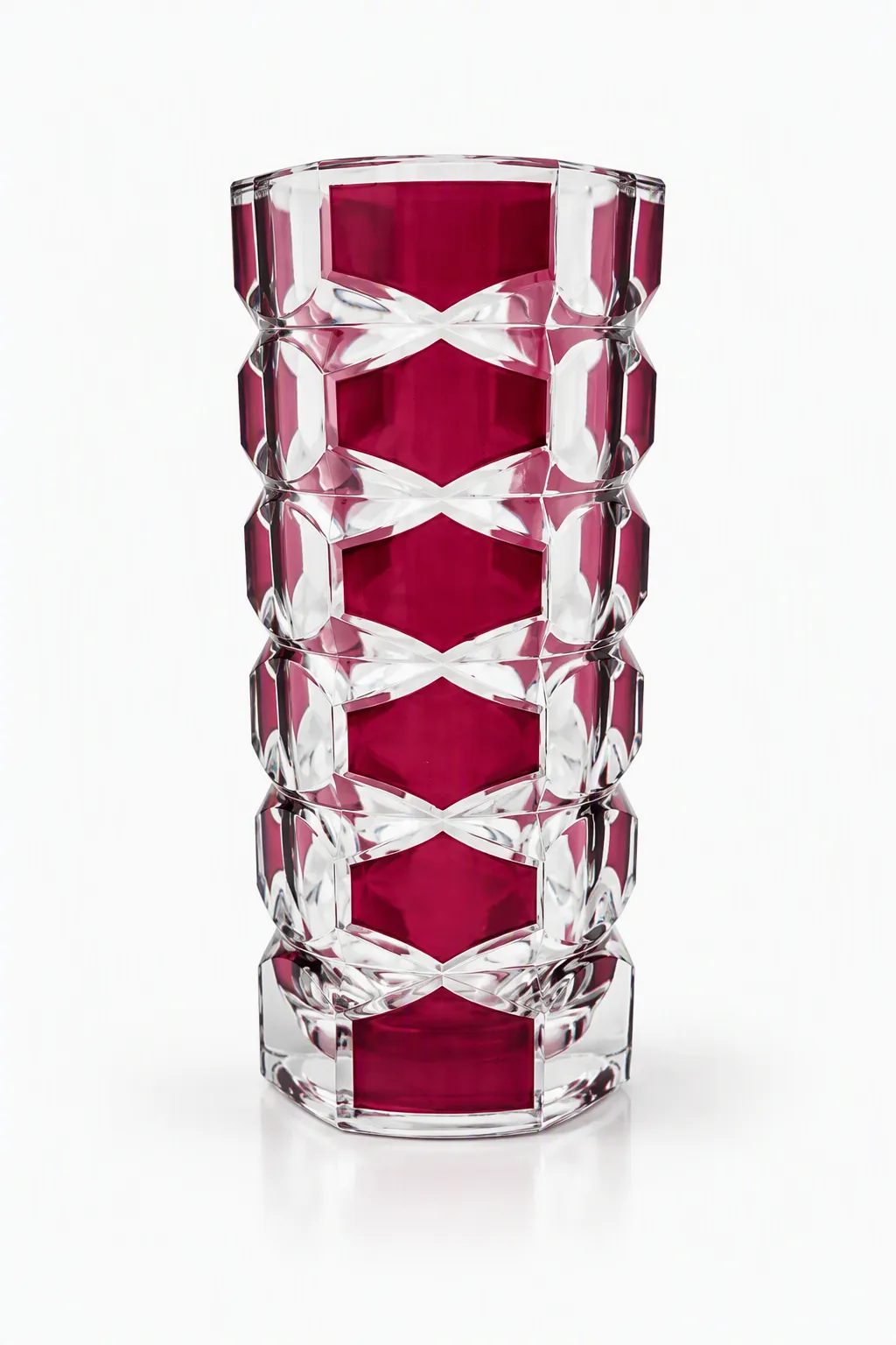 Vase vintage français en verre épais transparent et rouge rubis de 17 cm à décor géométrique.