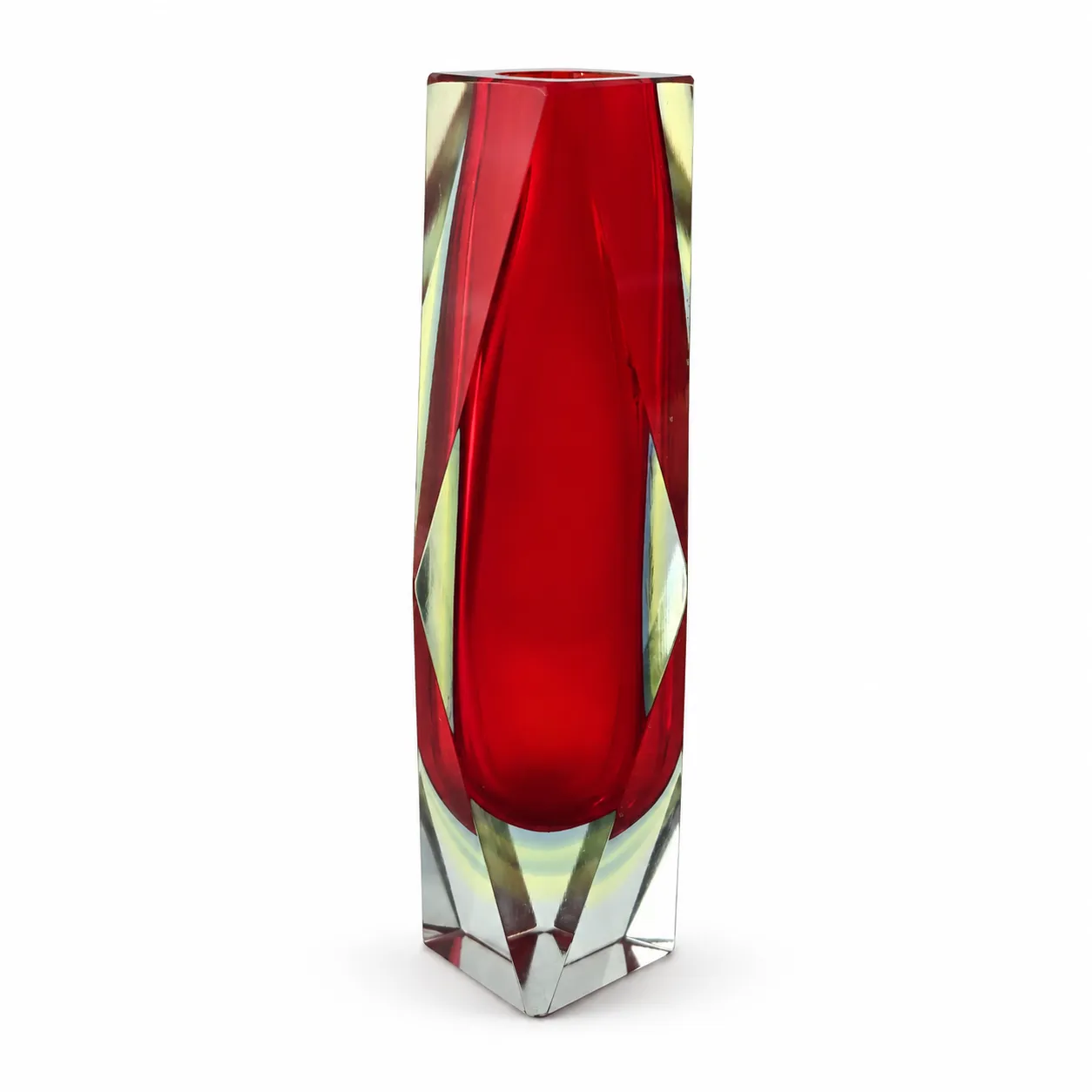 Vase soliflore Murano en cristal sommerso rouge rubis avec facettes géométriques en verre artistique italien.