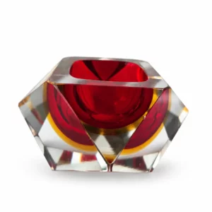 Vue de face d'un vide-poche Murano en cristal sommerso rouge rubis avec facettes géométriques