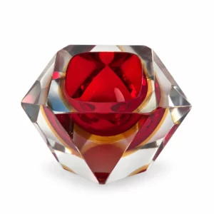 Authentique vide-poche Murano en cristal sommerso rouge rubis avec structure facettée en verre transparent.