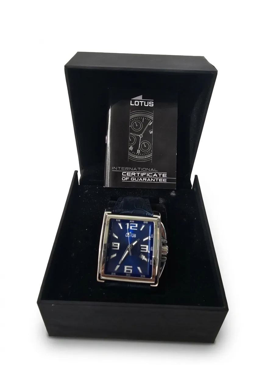 Montre Lotus 15750 homme à quartz avec cadran bleu rectangulaire présentée dans son coffret d'origine avec certificat de garantie.